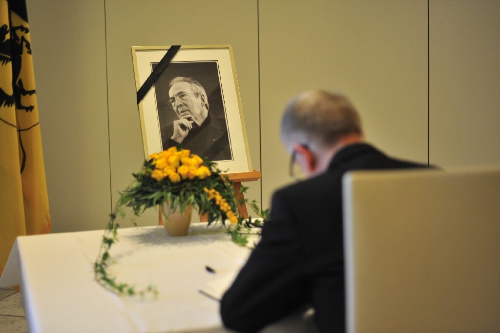 Stuttgarts Oberbürgermeister Fritz Kuhn war am Freitagmorgen der erste, der sich in das Kondolenzbuch zu Ehren des verstorbenen Alt-OBs Manfred Rommel eintrug.