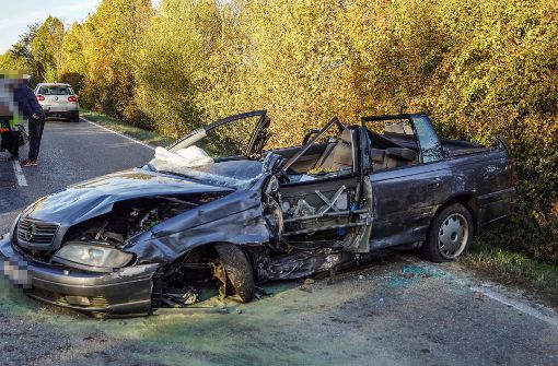 Die Fahrerin des Opels wurde bei dem Unfall schwer verletzt. Foto: SDMG
