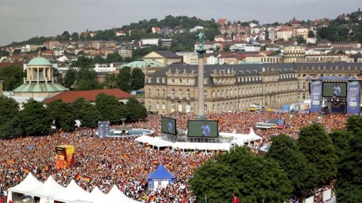 Wenn in Stuttgart wie bei der WM 2006 wieder Public Viewing auf dem Schlossplatz stattfindet, soll es auch einen verkaufsoffenen Sonntag geben. Foto: dpa/Michael Reichel