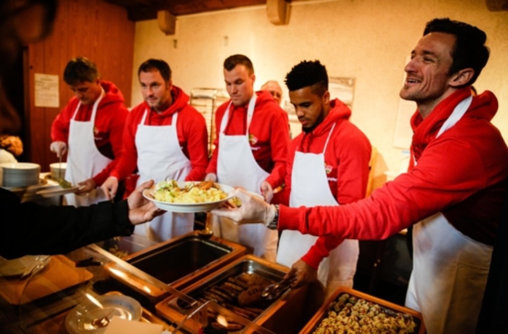 VfB-Präsident Bernd Wahler, Co-Trainer Kai Oswald, Kevin Großkreutz, Daniel Didavi und Christian Gentner (von links) helfen in der Vesperkirche bei der Essensausgabe kräftig mit.