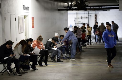 Eine Warteschlange für die Erstanträge auf Arbeitslosenhilfe in Los Angeles. Foto: AP/Marcio Jose Sanchez