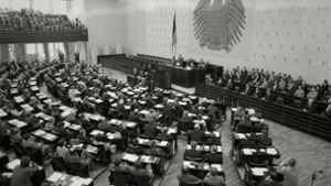 Seit 1999 tagt das Parlament  im Berliner Reichstag. Die Bonner Zeiten haben 56 der derzeit 630 Abgeordneten im Bundestag   erlebt. Foto: dpa (3), marieluisebeck