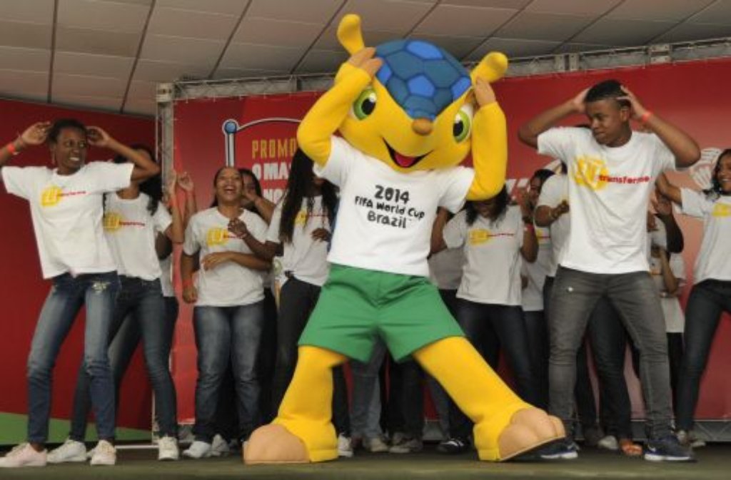 Es wird gejubelt, die Freude ist groß: Das offizielle Maskottchen der Fussball-Weltmeisterschaft 2014 in Brasilien hat einen Namen. Mehr als ... Foto: dapd