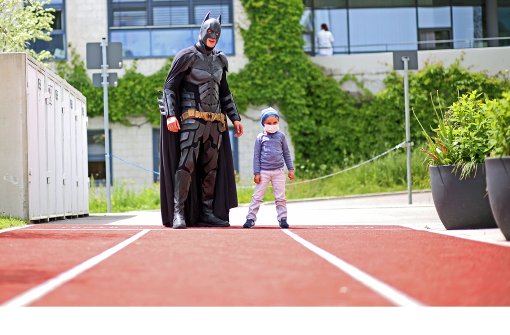 Batman gegen Levin: Am Ende entscheidet der Vierjährige das Rennen für sich. Foto: Berkan Çakır