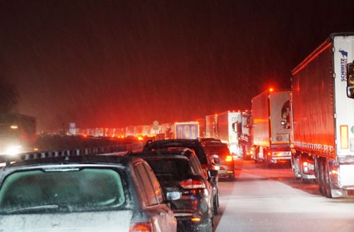 Schnee, glatte Straßen, fest steckende Lastwagen: auf der A 8 ging in der Nacht zum Donnerstag nichts mehr. Foto: SDMG