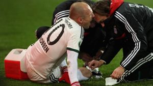 Augsburgs Torwart erwischt Arjen Robben im DFB-Pokal am Knie - der 29-Jährige erleidet einen tiefen Riss am Knie. Foto: Getty Images/Bongarts