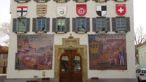 Die Wappenschilder und Wandgemälde am Alten Rathaus in der Fasnet. Foto: Köngeter