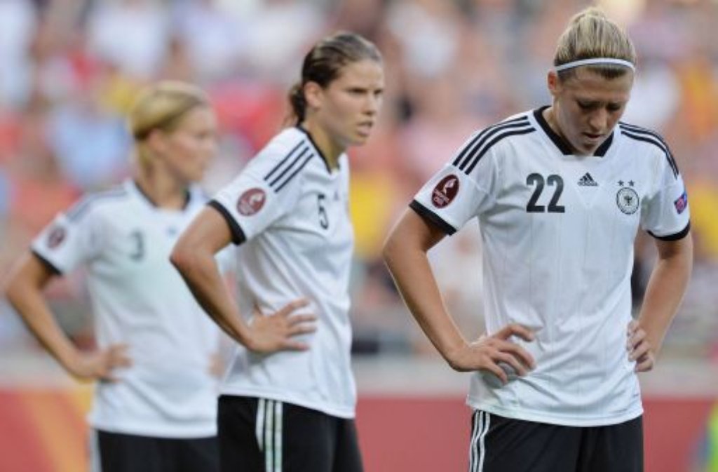 So hatten sich die DFB-Frauen den Abschluss der EM-Vorrunde nicht vorgestellt. Gegen Norwegen verspielte der Titelverteidiger den Gruppensieg. Das Team von Silvia Neid verlor mit 0:1. Foto: dpa