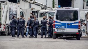 Einsatzkräfte der Polizei durchsuchten am Montag Müll in einer Müllentsorgungsfirma in Reichenbach an der Fils. Foto: dpa
