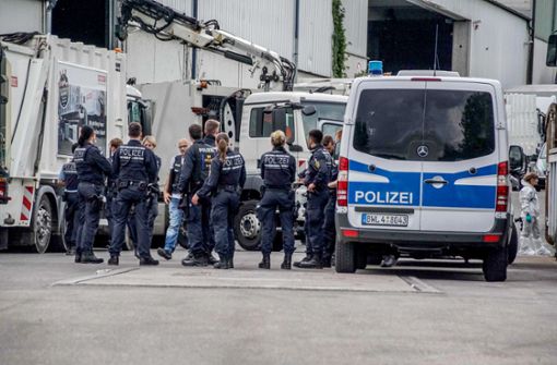 Einsatzkräfte der Polizei durchsuchten am Montag Müll in einer Müllentsorgungsfirma in Reichenbach an der Fils. Foto: dpa