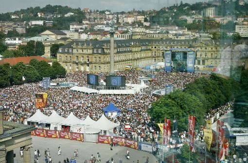 Fußball-WM 2006: Public Viewing auf dem Stuttgarter Schlossplatz, die Stadt in Partylaune Foto: Horst Rudel