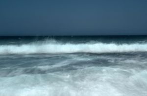 Die Seestücke von Frank Paul Kistner wirken wie Malerei, bei der das Weiß der Wellen mit trockener Farbe getupft wurde. Foto: Frank Paul Kistner/F.P.K.