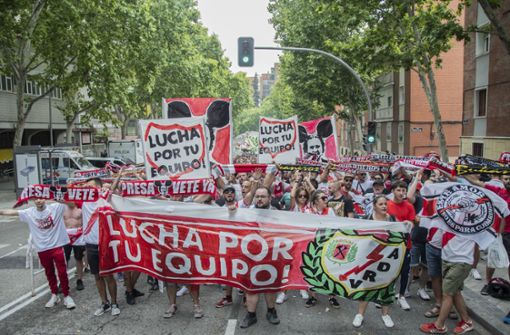 Die Spanier gehen gegen ultrarechte Politik auf die Straße Foto: imago//Alberto Sibaja