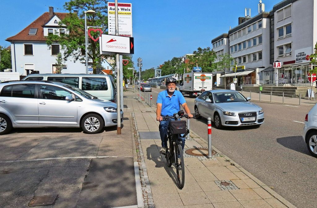 Auch wenn Udo Dreesmann als Radfahrer auf  dem Gehweg fahren darf, haben Fußgänger Vorrang – so wie hier an der Kirchheimer Straße in Stuttgart-Sillenbuch. Foto: Julia Bosch