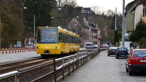 Die Stadtbahn rauscht direkt  neben den Häusern der Polizeisiedlung vorbei. Foto: Sandra Hintermayr