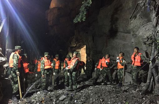 Rettungskräfte suchen nach dem Erdbeben in China nach Überlebenden. Foto: AFP