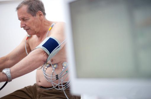 Herztest unter Belastung: ein Patient mit Koronarer Herzkrankheit beim Arzt. Foto: dpa//Robert Pupeter