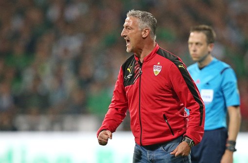 VfB-Trainer Jürgen Kramny will den Abstieg seiner Mannschaft unbedingt verhindern. Foto: Pressefoto Baumann