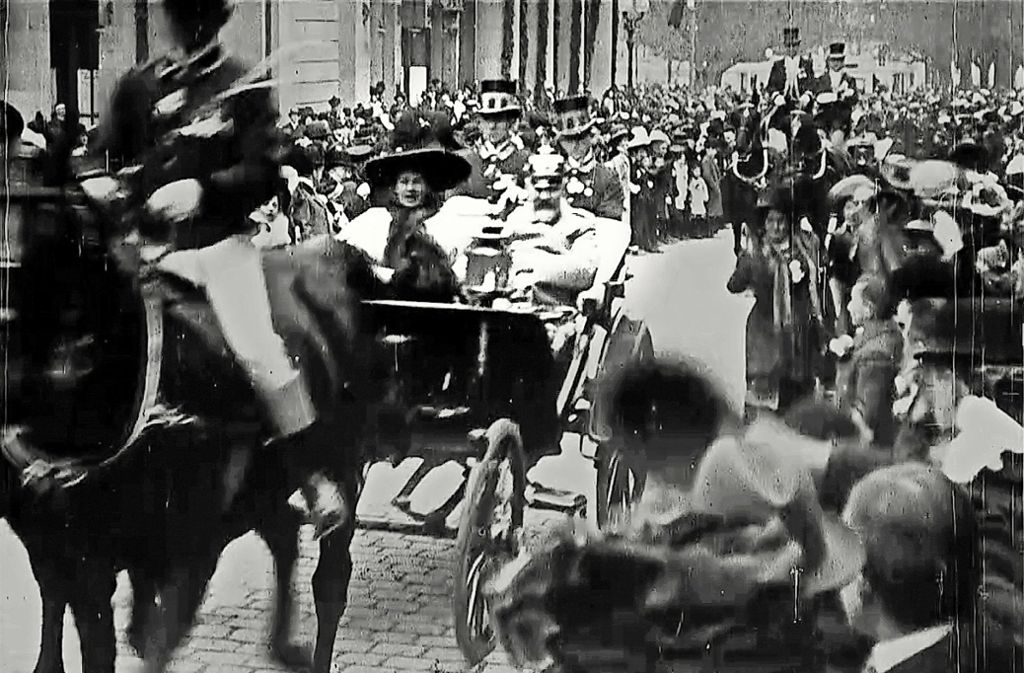 Kutschfahrt des Königspaares von Württemberg anlässlich seiner Silberhochzeit im Jahr 1911.