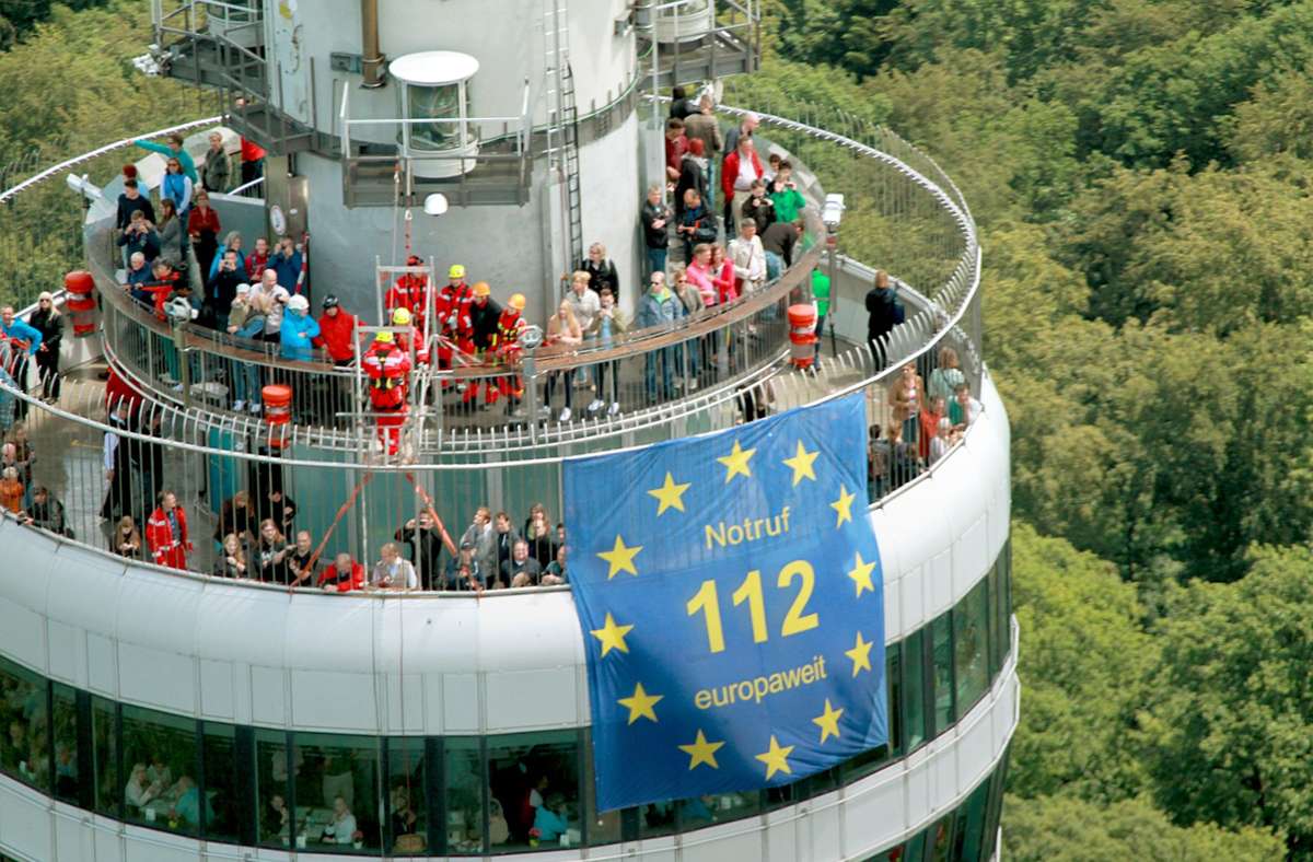 Am Stuttgarter Fernsehturm werben Retter für den Euronotruf 112. Foto: Europe Direct/.