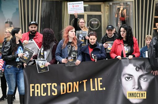 Fans von Michael Jackson protestierten auch schon in Köln gegen die TV-Ausstrahlung der Dokumentation „Leaving Neverland“. Foto: dpa