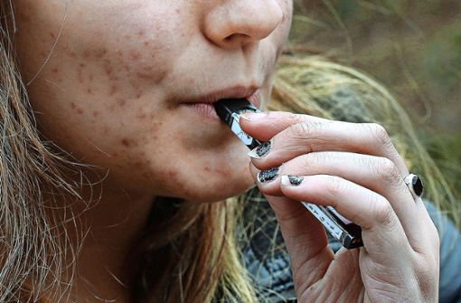 Epidemische Ausmaße soll der Konsum der Trend-E-Zigarette Juul in den USA angenommen  haben. Foto: AP