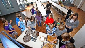 Die Werkrealschüler der Flattichschule sind für das Mittagessen ins Foyer des Widdumhofs in Münchingen ausquartiert worden. Foto: factum/Archiv