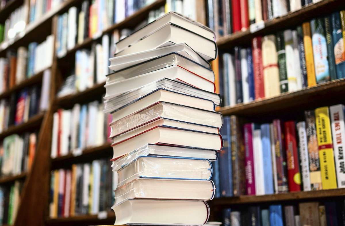 Der Buchhandel soll  in der Corona-Verordnung aus der Liste der Grundversorger gestrichen werden. (Symbolfoto) Foto: dpa/Frank Rumpenhorst