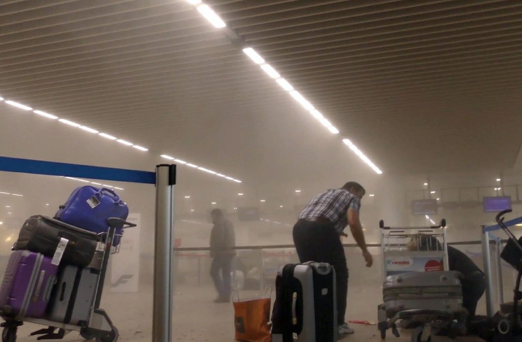 Im Flughafen Brüssel sind am Dienstagmorgen zwei Sprengsätze explodiert.