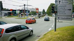 An der Kreuzung Mönchfeld-/Aldingerstraße in Mühlhausen könnte der erste zweispurige Kreisverkehr mit Ampeln in Deutschland gebaut werden. Foto: factum/Granville