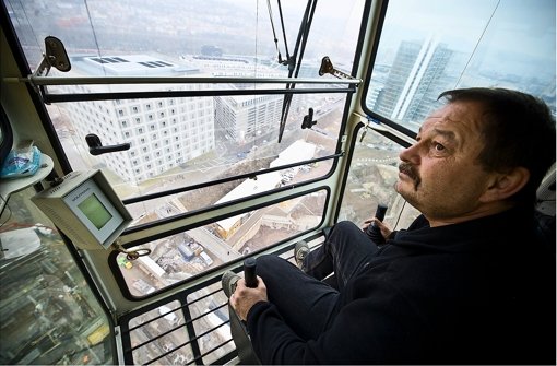 Für die Aussicht auf Stuttgarts City hat Axel Vogt selten einen Blick übrig. In der Kanzel seines Krans ist Millimeterarbeit gefragt. Foto: Max Kovalenko