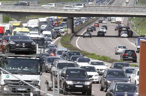 Die Autobahnen um Stuttgart gelten als überlastet. Eine zusätzliche Einfädelspur in Richtung Leonberg soll ein wenig Abhilfe schaffen. Foto: factum/Granville