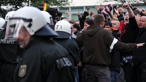 Demonstranten laufen am 26. Oktober in Köln während einer Demonstration von Hooligans bei der Aktion Gemeinsam gegen Salafismus durch die Innenstadt. In Hannover ist nun eine geplante Hooligan-Demo verboten worden. Foto: dpa