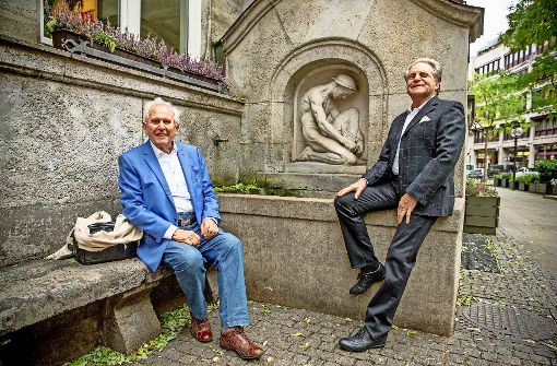 Peter H. Haller (li.) und Herbert O. Rau am Merkurbrunnen in der Eberhardstraße. Foto: Lichtgut/Leif Piechowski