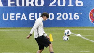 Wen bietet Jogi Löw bei der Fußball-EM als Kapitän auf? Foto: AP
