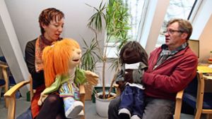 Die Psychologen Anja Bognar und Martin Zahn arbeiten mit Handpuppen, um  Kindern nach einer Scheidung zu einem Standpunkt zu verhelfen. Foto: Oliver von Schaewen
