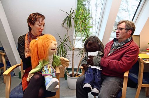 Die Psychologen Anja Bognar und Martin Zahn arbeiten mit Handpuppen, um  Kindern nach einer Scheidung zu einem Standpunkt zu verhelfen. Foto: Oliver von Schaewen