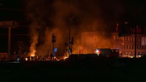Rettungskräfte löschen das Feuer in Charkiw. Foto: Alex Babenko/AP