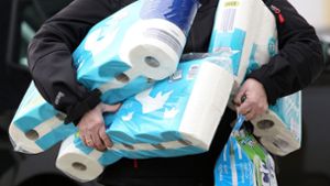 Neben Toilettenpapier stehen auch Nudeln und anderen Waren des täglichen Gebrauchs auf der Einkaufsliste (Symbolbild). Foto: dpa/Rene Traut