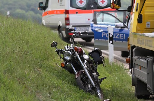 Bei dem Unfall zwischen Lenningen und Schopfloch im Landkreis Esslingen wurde ein Mann schwer verletzt. Foto: 7aktuell.de/Schlienz