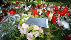 In der Nähe des Tatortes der tödlichen Messerattacke auf eine 15-Jährige sind von Bürgern Kerzen und Blumen niedergelegt worden. Foto: dpa