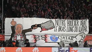 Bayern-Fans protestieren mit Banner gegen Katar und PSG