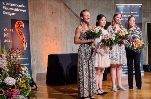 Das sind die strahlenden Preisträgerinnen des Stuttgarter Violinwettbewerbs (von links): die Dänin Anna Agafia Egholm (3. Preis), die US-Amerikanerin Hana Chang (2. Preis), die Ukrainerin Eva Rabchevska (1. Preis) und  die Südkoreanerin Gyehee Kim (4. Preis). Foto: VWS/VWS