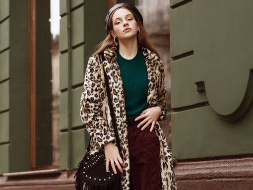 Die Farbe Grün, Cordhose, Fransentasche und Mäntel im Leoparden-Print - alles Kleidungsstücke, die aktuell im Trend liegen. Foto: Victoria  Chudinova/Shutterstock.com