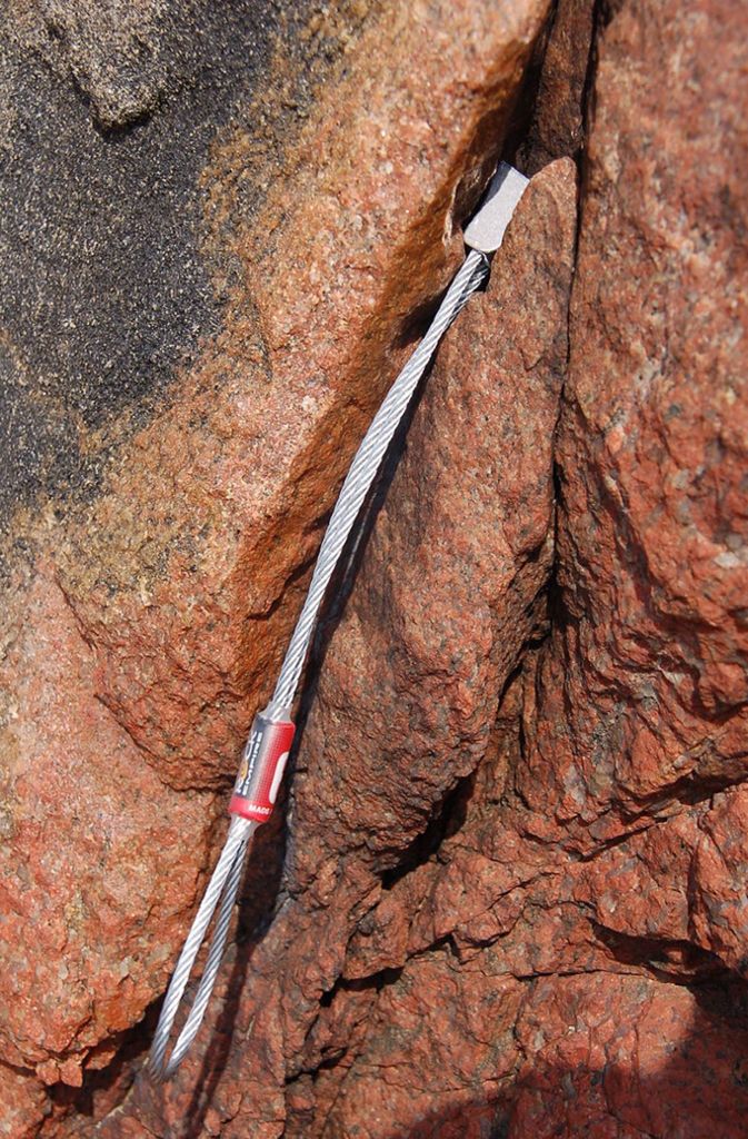 Ein in einem Felsspalt gesetzter Klemmkeil: Ein solches mobiles Sicherungsmittel wird von Bergsteigern in Felsgestein genutzt, um einen Karabiner daran einzuhängen.