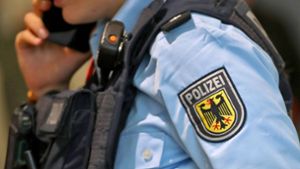 41-Jähriger greift Fahrgast und  Polizisten  an