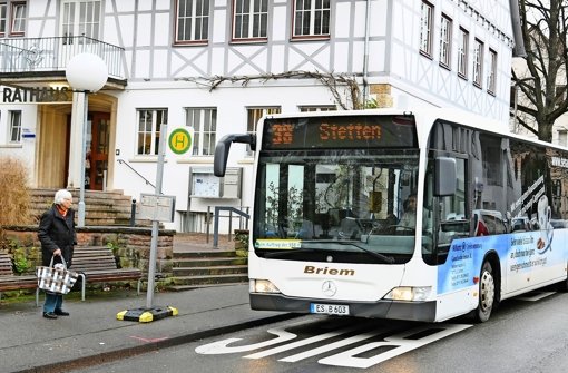 Linienbusse halten seit Sonntag vor den Leinfelder Rathaus. Auch auf der anderen Straßenseite dürfen Autos seitdem nicht mehr parken. Foto: Günter Bergmann
