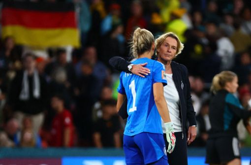 Trost für die Torhüterin: die Bundestrainerin Martina Voss-Tecklenburg nimmt Merle Frohms in den Arm. Foto: AFP/PATRICK HAMILTON