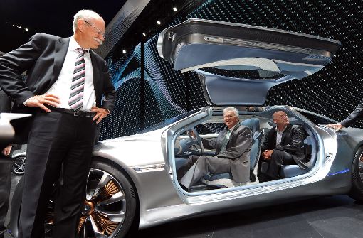 Daimler-Chef Dieter Zetsche (links) mit Ministerpräsident Winfried Kretschmann (Mitte) und Verkehrsminister Winfried Hermann im Konzeptauto F125 auf der IAA Frankfurt. Foto: dpa