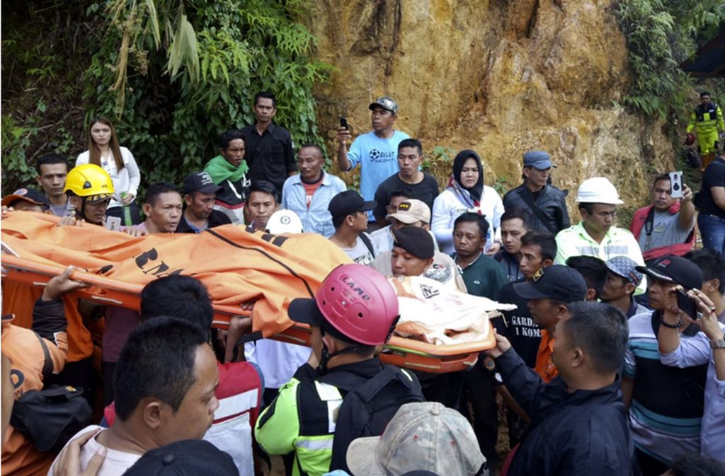 Dutzende Goldgräber sind auf der indonesischen Insel Sulawesi nach dem Einsturz einer Mine von Trümmern begraben worden. Bisher sind 13 Tote geborgen worden, teilten die Behörden mit.